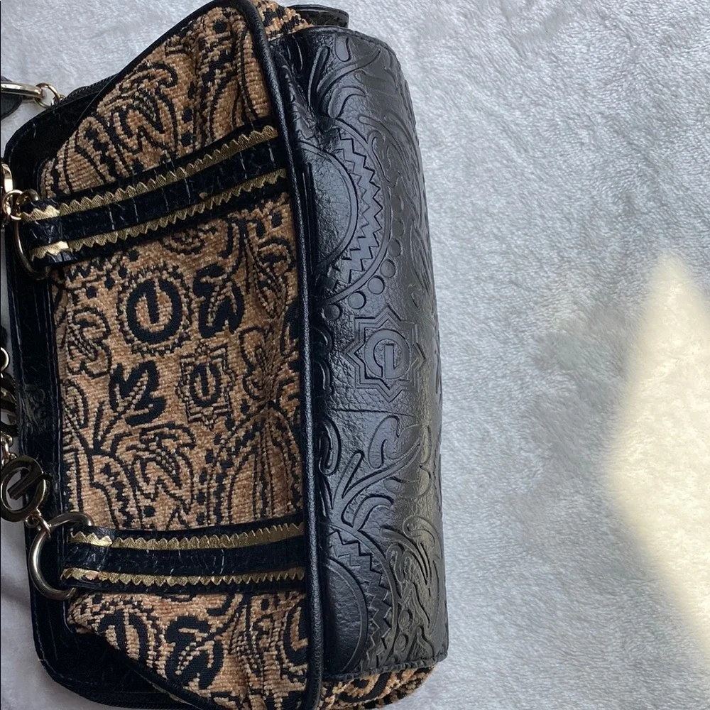 Vintage Black and Tan Shoulder Bag with Classic Elegance - Picture 7 of 7